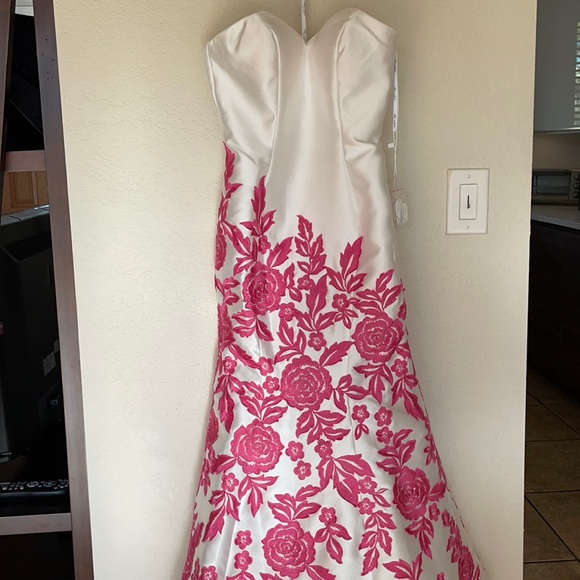 NWT Ellie Wide White with Pink Flowers - Picture 2 of 12